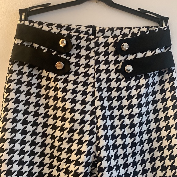 UDEAR - Black & White Houndstooth Button-Accent Straight-Leg Pants - Picture 3 of 8